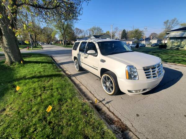 2009 Cadillac Escalade 3rd row, 22inch Vogues, NAVIGATION & Clean for sale in Lansing, IL – photo 2