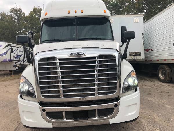 2012 freightliner cascadia! Low miles! Clean tittle for sale in Knoxville, TN – photo 2