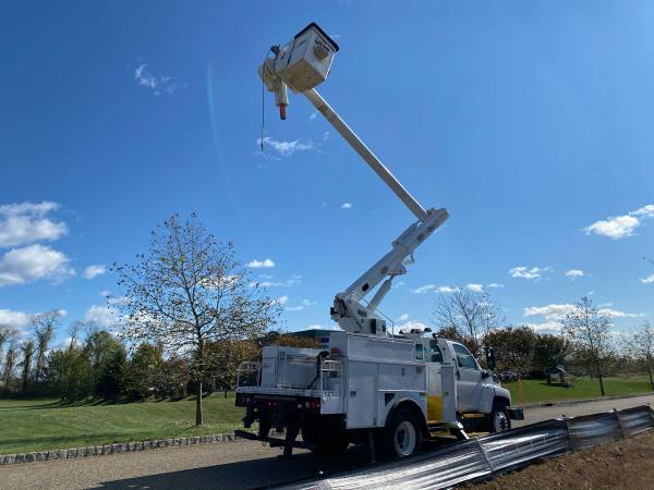 09 CHEVY C8500 UTILITY BODY 47FT BUCKET TRUCK WITH CABLE... for sale in New Egypt, NJ – photo 2