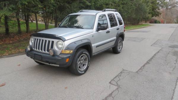 Jeep Liberty Renegade 05 Auto 4x4 fully loaded no rust great shape -... for sale in Trumbull, CT – photo 5
