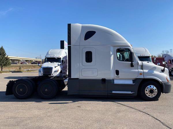 2018 Freightliner Cascadia - - by dealer - vehicle for sale in LAUDERDALE, MN – photo 4