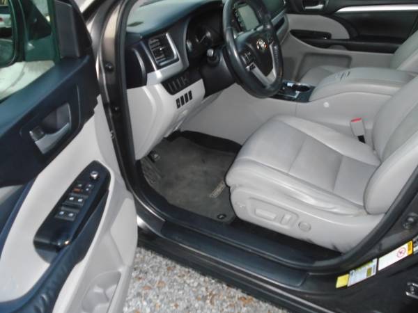 2014 Toyota Highlander XLE AWD ( Seats 8 ) * DVD * GPS * Leather -... for sale in Hickory, IN – photo 8