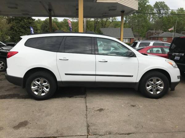 2009 Chevrolet Chevy Traverse LS AWD 4dr SUV - Wholesale Cash Prices for sale in Louisville, KY – photo 2