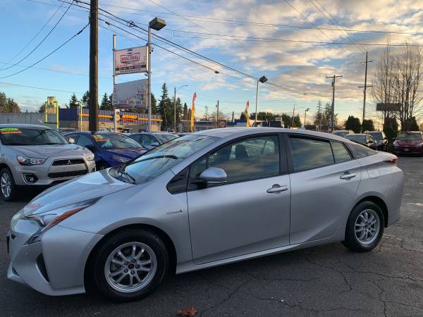 ▪︎☆●☆▪︎2017 Toyota Prius TWO 1-OWNER 49MPG 35K LOW MILES LIKE NEW -... for sale in Lynnwood, WA – photo 2