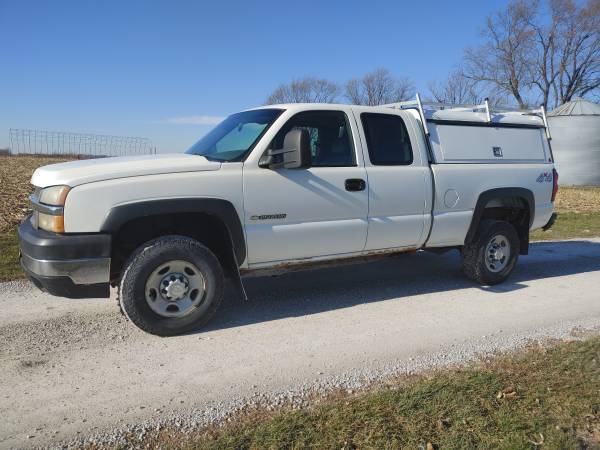 06 Chevy Silverado 2500HD - cars & trucks - by owner - vehicle... for sale in Kalona, IA – photo 2