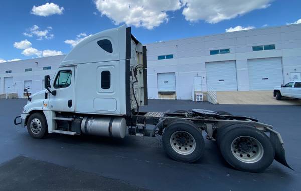 2018 Freightliner Cascadia Semi Truck Sleeper 384, 000 - cars & for sale in Bolingbrook, IL – photo 3