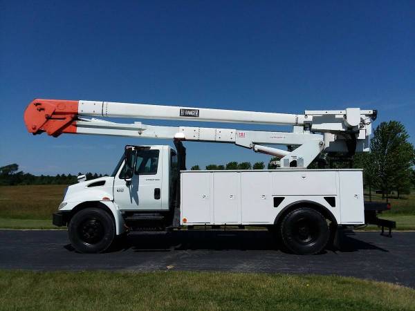 53k Miles 60' Material Handling 2004 International 4300 Bucket Truck for sale in Hampshire, NY – photo 14