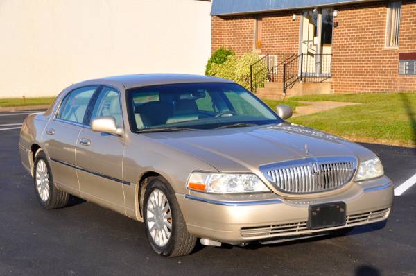 2004 Lincoln Town Car Signature 82K Drives Excellent PA Inspected for sale in Feasterville Trevose, PA – photo 3