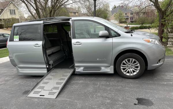 Toyota Sienna XLE BraunAbility Conversion Van - - by for sale in Frankfort, IL – photo 3