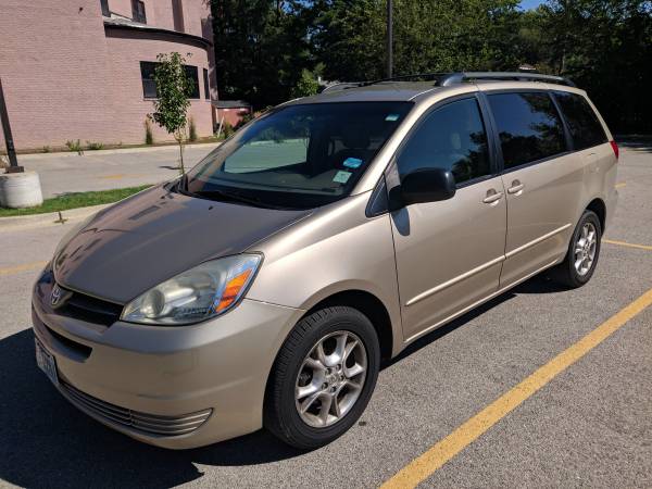 2005 Toyota Sienna LE AWD Power Door DVD Tow-Hitch LOADED One Owner !! for sale in Glenview, IL – photo 2