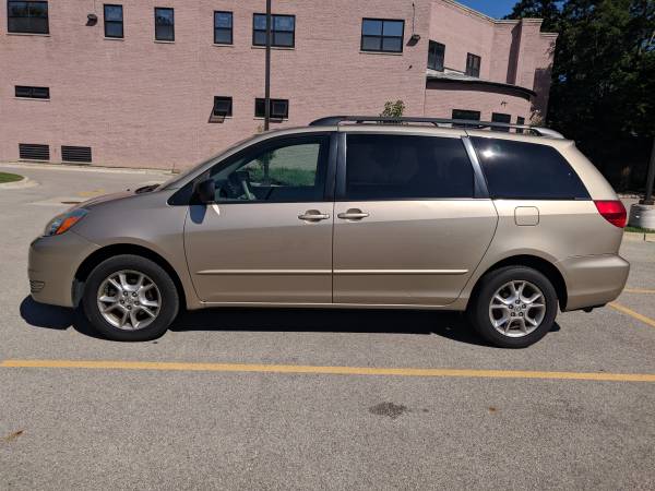 2005 Toyota Sienna LE AWD Power Door DVD Tow-Hitch LOADED One Owner !! for sale in Glenview, IL – photo 5