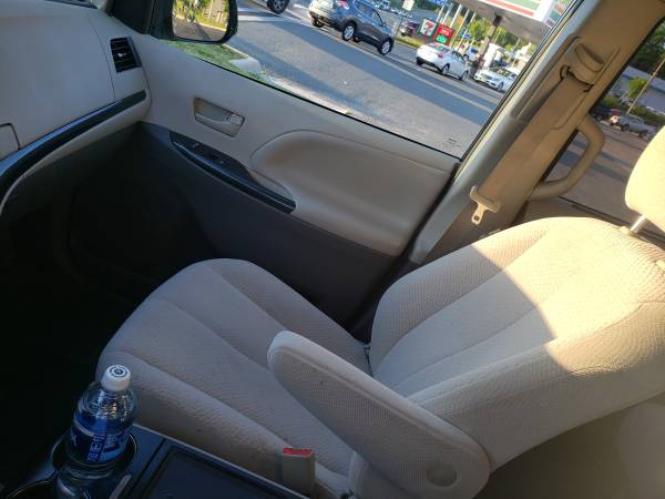 Toyota Sienna LE 2012 Gold 8 seat for sale in Woodbridge, District Of Columbia – photo 8
