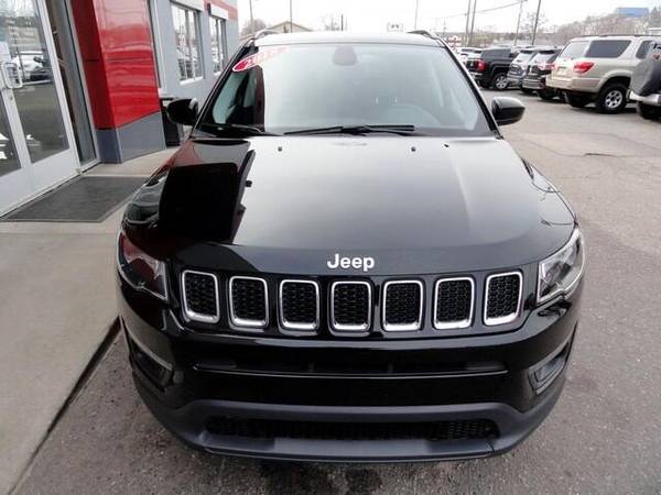 2018 Jeep Compass Latitude 4x4 - - by dealer - vehicle for sale in GRANDVILLE, MI – photo 3