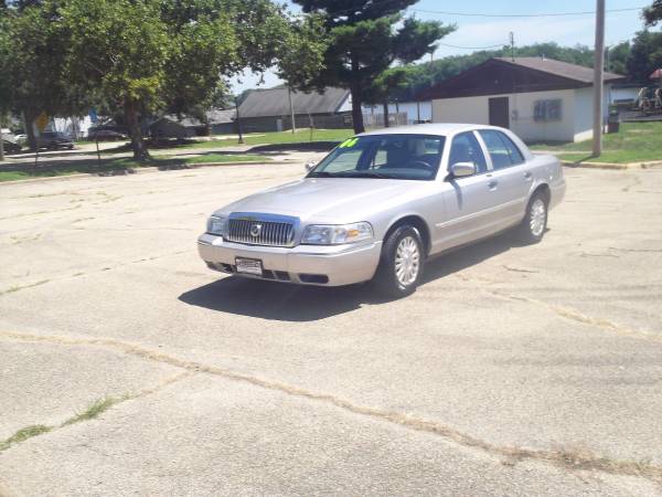2006 Mercury Grand Marquis - cars & trucks - by dealer - vehicle... for sale in Chillicothe, IL – photo 2