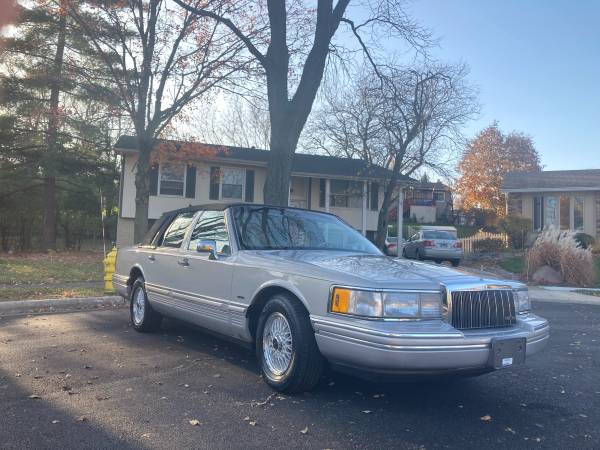 1991 Linclon town car signature series runs and looks excellent -... for sale in Glendale Heights, IL – photo 4
