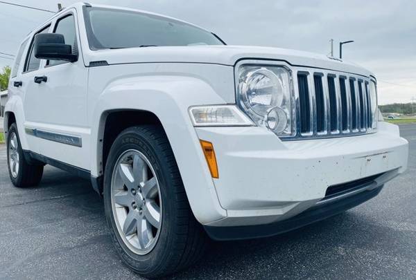 SPORTY White LIBERTY 2011 Jeep Limited SUV HEATED SEATS - NAV for sale in Clinton, MO – photo 11