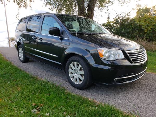 2014 Chrysler Town and county clean loaded for sale in Perry, OH – photo 2