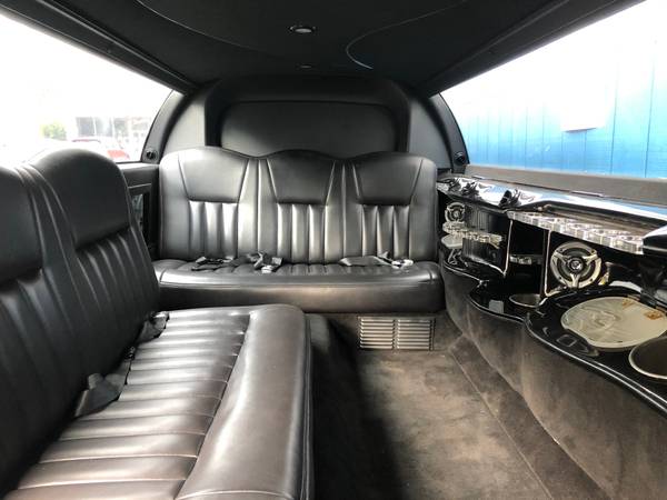 2005 Lincoln Town Car Executive Limo (194K, V8, AT, LED Lighting) for sale in Bristol, CT – photo 4