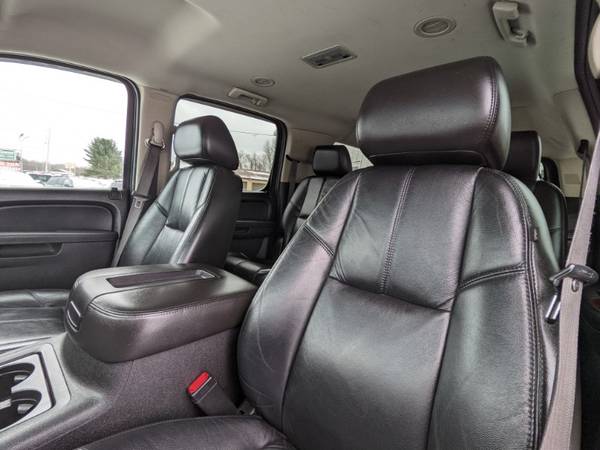 2011 Chevrolet Suburban 1500 4WD LT - - by dealer for sale in Westmoreland, NY – photo 24