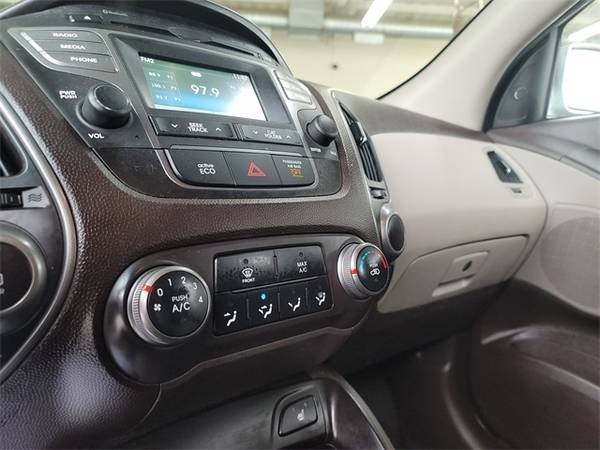 *2015* *Hyundai* *Tucson* *SE* - cars & trucks - by dealer - vehicle... for sale in Porterville, CA – photo 19