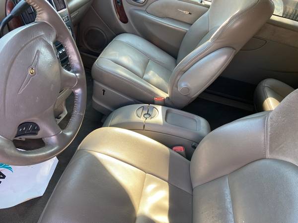 2003 Chrysler Town & Country 4dr Limited FWD with Rear window for sale in Sweet Home, OR – photo 5