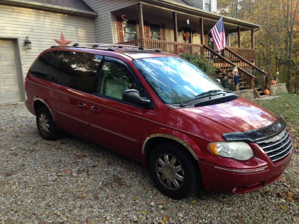 2005 Chrysler Town & Country Limited for sale in Howard, OH – photo 2
