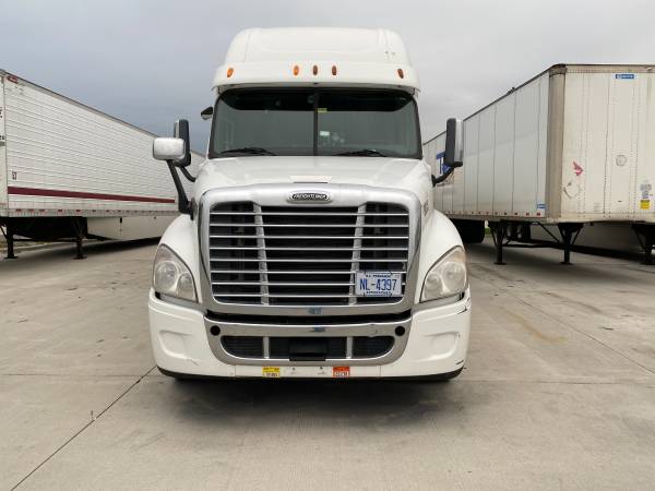 2014 Freightliner Cascadia - cars & trucks - by owner - vehicle... for sale in Bartlett, IL – photo 2