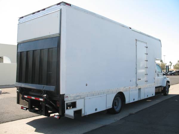 2005 GMC C6500 Crew Cab Box Truck 24FT Liftgate - - by for sale in Mesa, AZ – photo 3