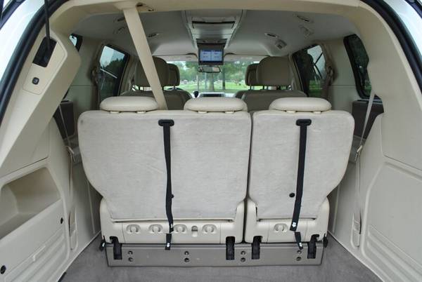 2010 VOLKSWAGEN ROUTAN SE WITH RSE RUST FREE DUAL SCREEN REAR SEAT... for sale in Flushing, MI – photo 12