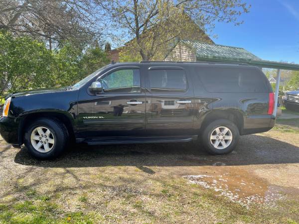 2011 GMC YUKON XL 4X4 ABSOLUTELY RUST FREE! NEEDS NOTHING! - cars & for sale in Brewerton, NY