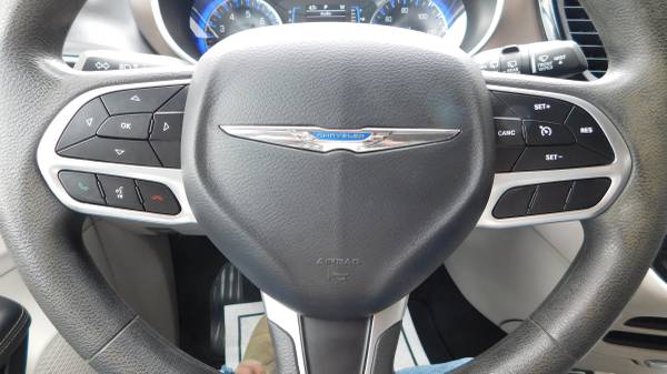 2017 Chrysler Pacifica Touring - - by dealer - vehicle for sale in pratt, KS – photo 16