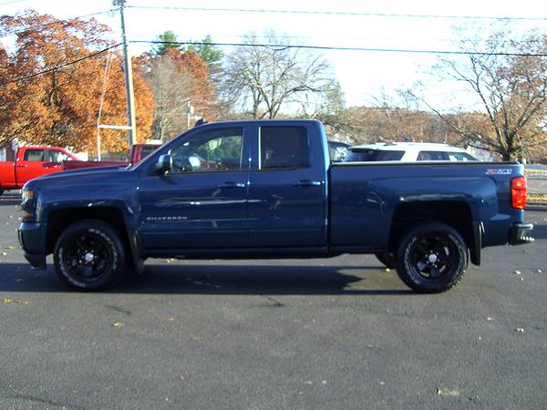 ► 2017 CHEVROLET SILVERADO Z71 DOUBLE CAB 4x4 WITH ONLY 25k MILES... for sale in Feeding Hills, CT – photo 2