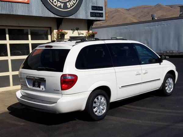2006 Chrysler Town & Country - In-House Financing Available! for sale in LEWISTON, ID – photo 3