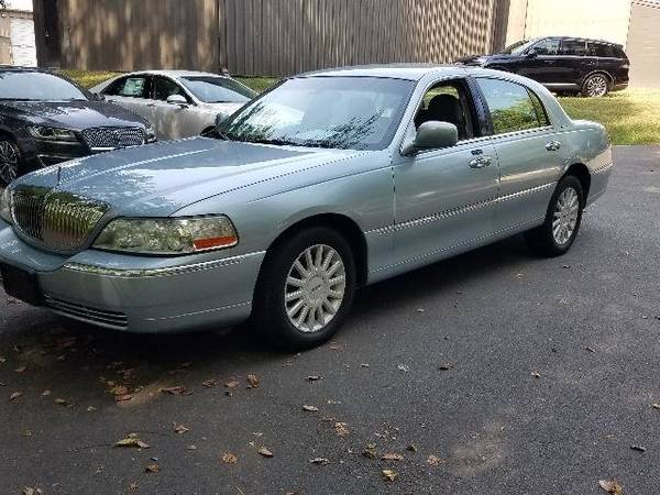 2005 *Lincoln* *Town Car* *4dr Sedan Signature* Ligh for sale in Raleigh, NC – photo 2