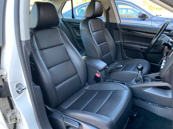 ONLY 87,000 Miles!!! ★ 2010 VW JETTA SE / 5 SPEED Manual - cars &... for sale in Poughkeepsie, NY – photo 17