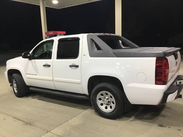 White 2007 Chevy Avalanche LS 4X4 Truck - cars & trucks - by dealer... for sale in Dallas Center, IA – photo 13
