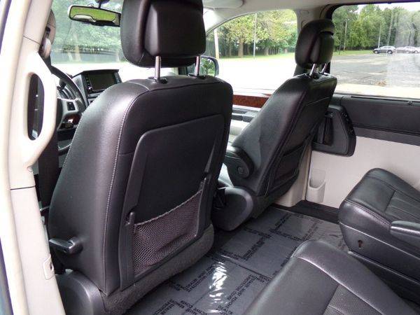 2010 Chrysler Town Country Touring Plus for sale in Madison , OH – photo 20