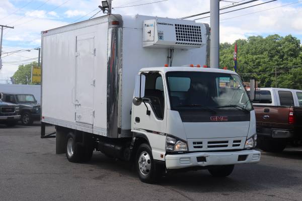 2007 GMC W4500 2DR CAB OVER REFRIGERATOR BOX TRUCK W/ SIDE DOOR for sale in south amboy, NJ – photo 3