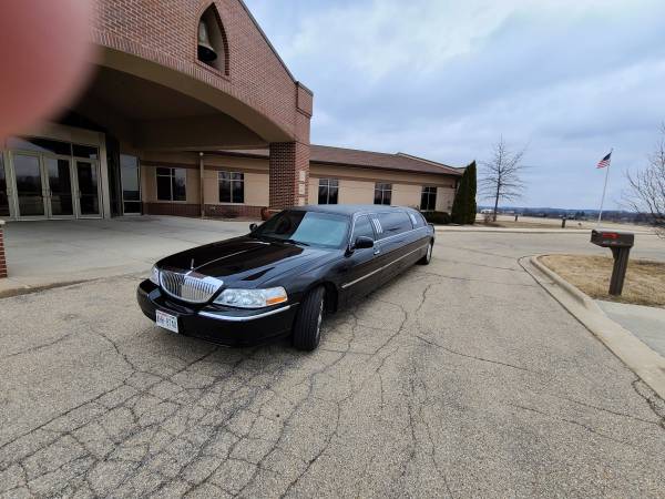 2004 Lincoln Town Car Limo for sale in Madison, WI – photo 2