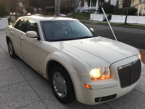 2006 Chrysler 300 Touring 3 5 Loaded runs & Looks like new only for sale in Washington, District Of Columbia – photo 3