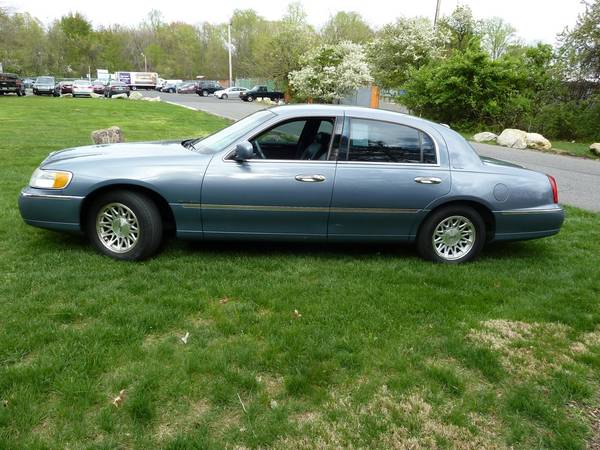 1999 Lincoln Town Car Signature 76k Cean Carfax no accidents or for sale in Huntingdon Valley, PA – photo 4