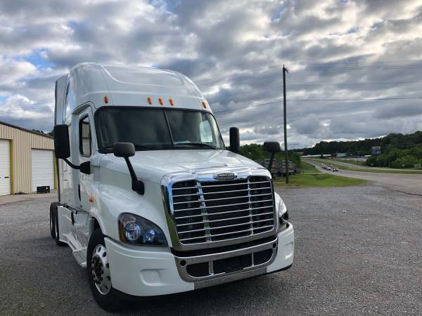 2017 freightliner cascadia, low miles , obo for sale in Knoxville, NC – photo 6