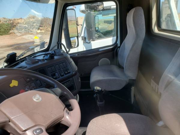 VOLVO VNL 2014 130k miles for sale in Brentwood, CA – photo 4