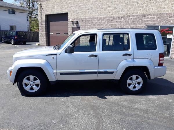 2010 Jeep Liberty 4x4 - - by dealer - vehicle for sale in Cleveland, OH – photo 2