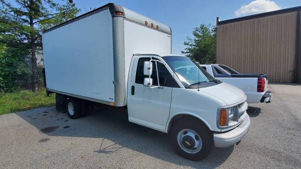 2000 Chevy Box Truck with Lift Gate for sale in Hyattsville, District Of Columbia – photo 2