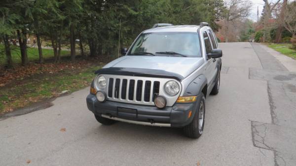 Jeep Liberty Renegade 05 Auto 4x4 fully loaded no rust great shape -... for sale in Trumbull, CT – photo 4