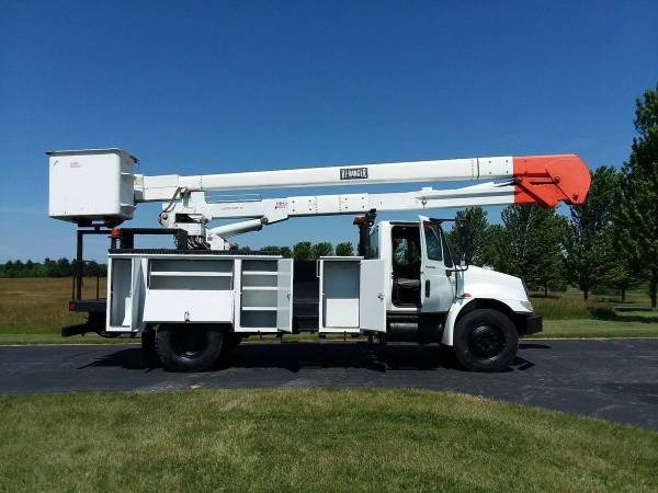 53k Miles 60' Material Handling 2004 International 4300 Bucket Truck for sale in Hampshire, NY – photo 3