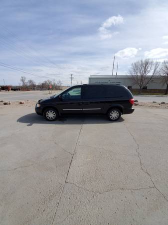 2006 Chrysler Town and Country for sale in Alliance, NE – photo 2