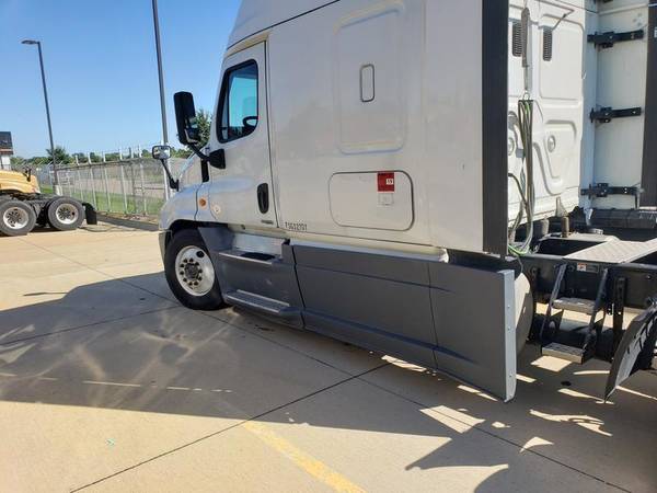 2015 Freightliner Cascadia SKU:2707G for sale in Decatur, IL – photo 15