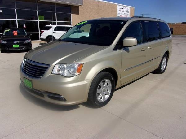 2011 Chrysler Town Country Touring - - by dealer for sale in Cedar Rapids, IA – photo 3